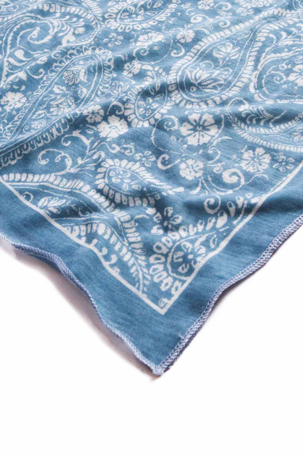 Lenço Estampado Cachemere Azul Claro